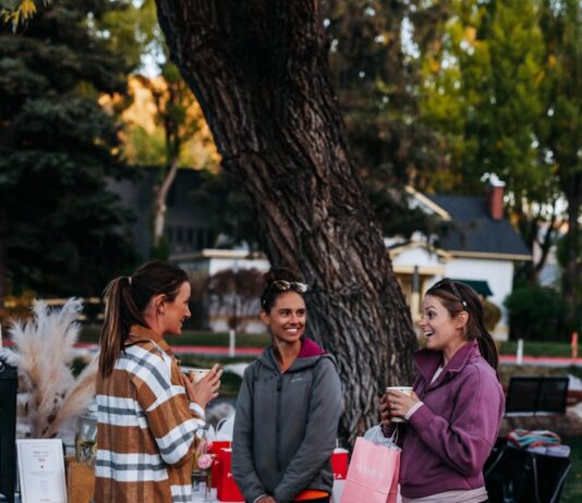 여성 건강관리, 평생을 위한 똑똑한 습관 만들기 a group of people standing next to each other near a tree