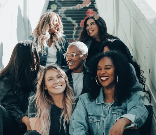 여성 건강관리, 일상에서 실천하는 작지만 강한 변화 3 women sitting on red carpet