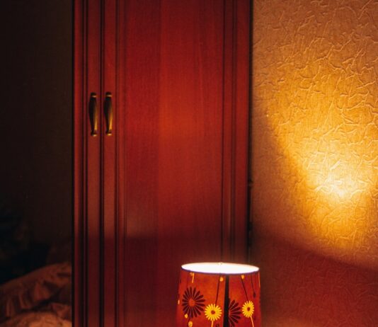 일상 속 뇌건강, 작은 습관부터 바꿔보세요 brown and white table lamp on brown wooden table