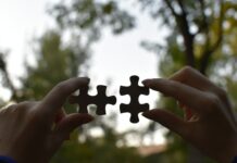 뇌도 운동이 필요하다… 뇌건강 챙기는 생활습관, 이렇게 실천해보세요 a person holding two pieces of a puzzle