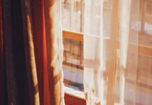 집에서 쉽게 실천하는 건강 수면 루틴… 꾸준함이 핵심 Sunlight streams through a window onto a basket of clothes.