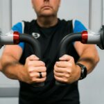 유산소와 근력 운동의 함수관계: 체지방을 태우는 가장 완벽한 순서 A man holding a pair of handles in his hands