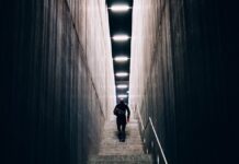 점심 후 잠깐의 산책, 건강과 활력 모두 챙기는 생활 습관 man in black pants going down stairs