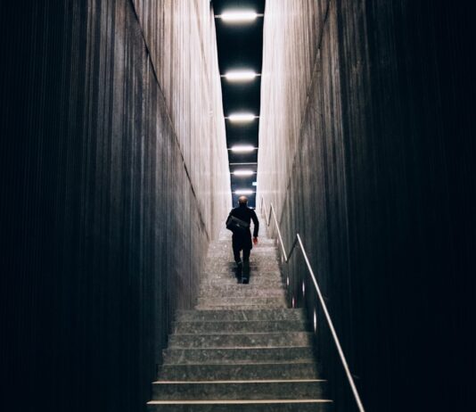 점심 후 잠깐의 산책, 건강과 활력 모두 챙기는 생활 습관 man in black pants going down stairs