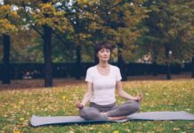 “움직이는 명상”… 뇌와 몸을 동시에 깨우는 ‘마인드풀 무브먼트’ Woman meditating in a park during autumn.