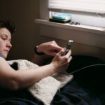 자기 전 스마트폰 줄이기, 숙면의 첫걸음 man in black shirt holding black smartphone