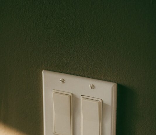 “꿀잠 트렌드”…한국인의 수면 건강, 최신 루틴으로 챙기세요 a white light switch sitting on top of a wall