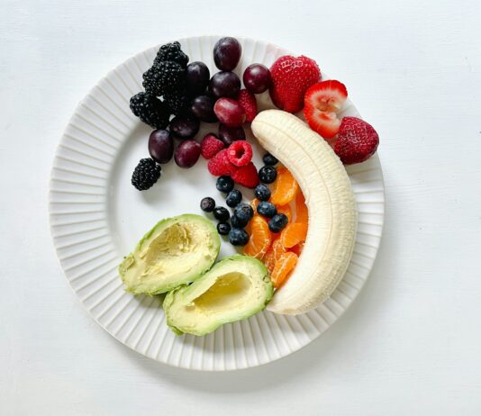 ‘마이크로 식단’ 열풍, 바쁜 현대인을 위한 초간단 맞춤형 건강법 각광 a white plate topped with fruits and vegetables