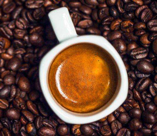 가슴 두근거림, 단순 스트레스일까? 돌연사 신호 ‘부정맥’의 경고 mug of coffee