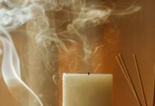 바쁜 일상 속 ‘웰니스 문화’ 뜬다… 내 몸 돌보는 작은 루틴의 힘 a couple of candles sitting on top of a table